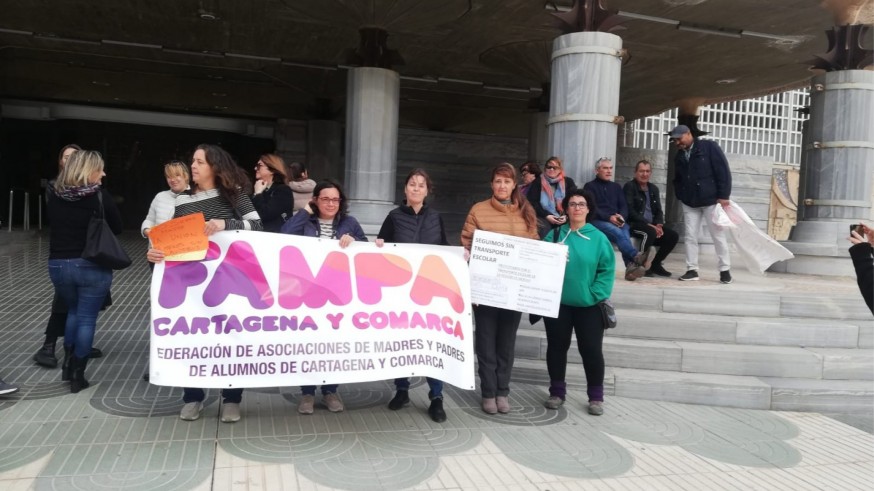 Padres de varios centros educativos de Región protestan frente a la Asamblea