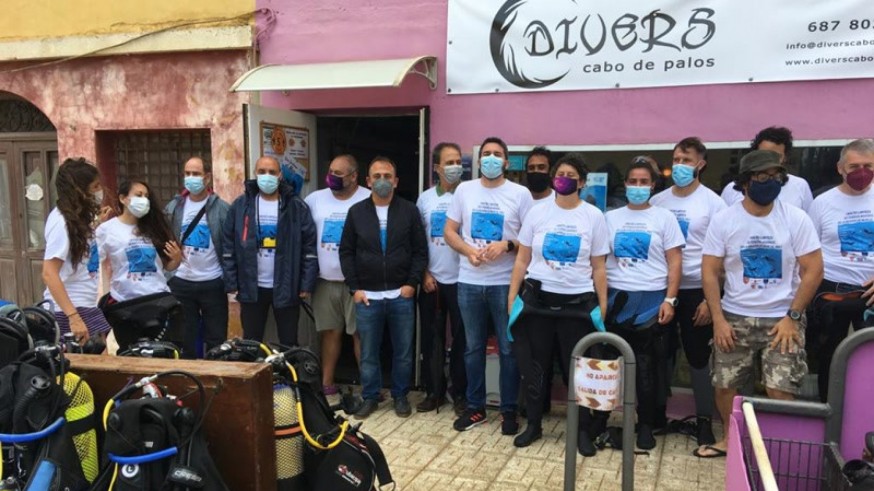 Participantes en la recogida de residuos en el litoral. FOTO: CARM