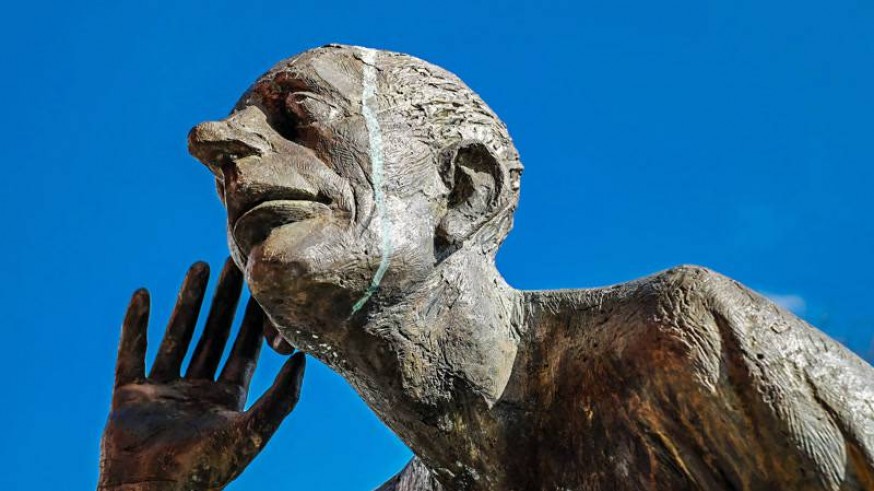 Estatua de hombre escuchando