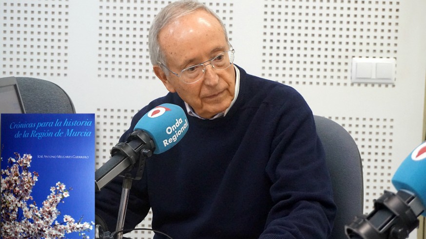 José Antonio Melgares y portada de su libro