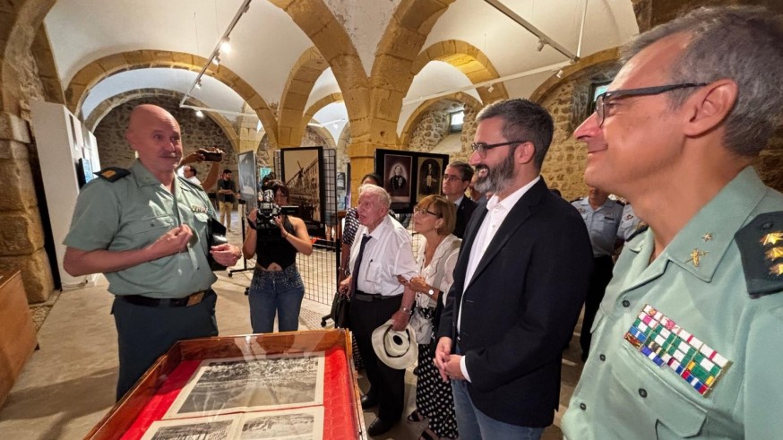 La Guardia Civil muestra su historia en la Sala Caballerizas de los Molinos del Río