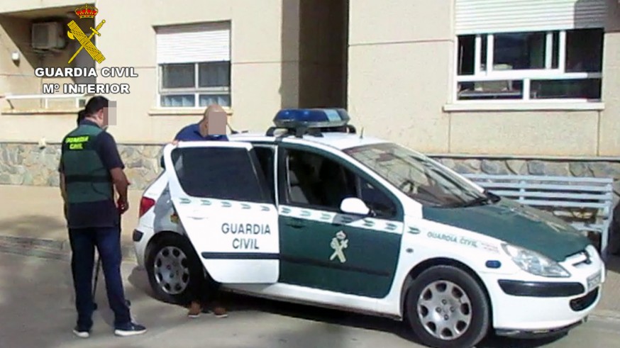 Los agentes introducen al detenido en un coche oficial. GUARDIA CIVIL
