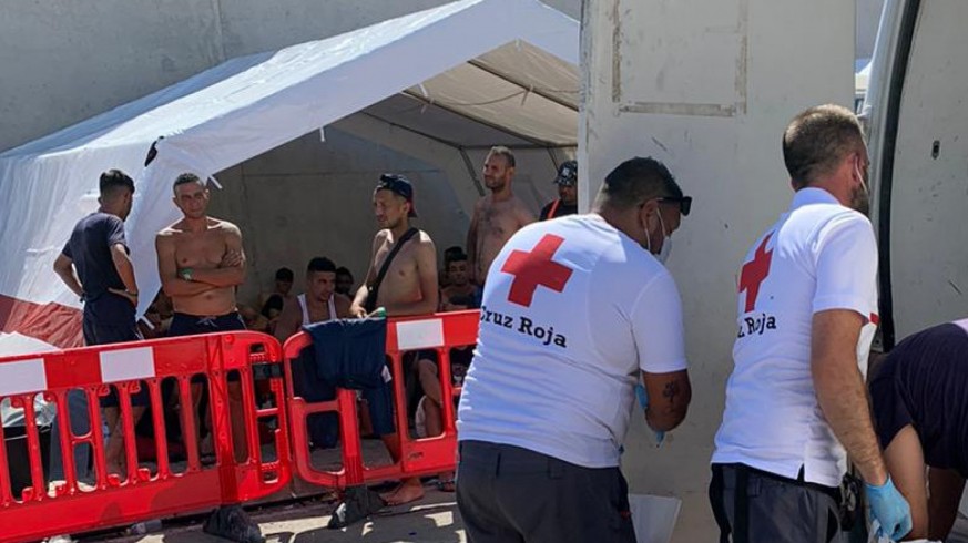 Cruz Roja atiende a inmigrantes en la dársena de Escombreras este verano