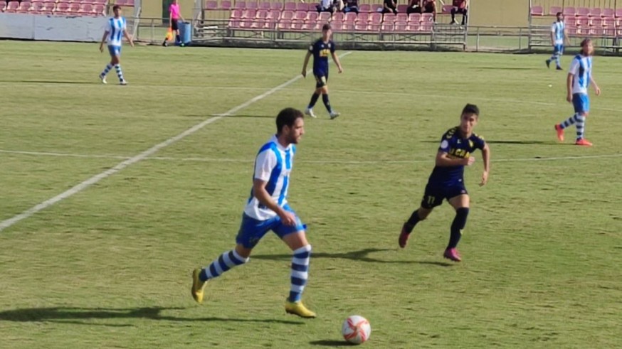 Un jugador de La Unión conduce el balón durante el partido ante el UCAM Murcia B.