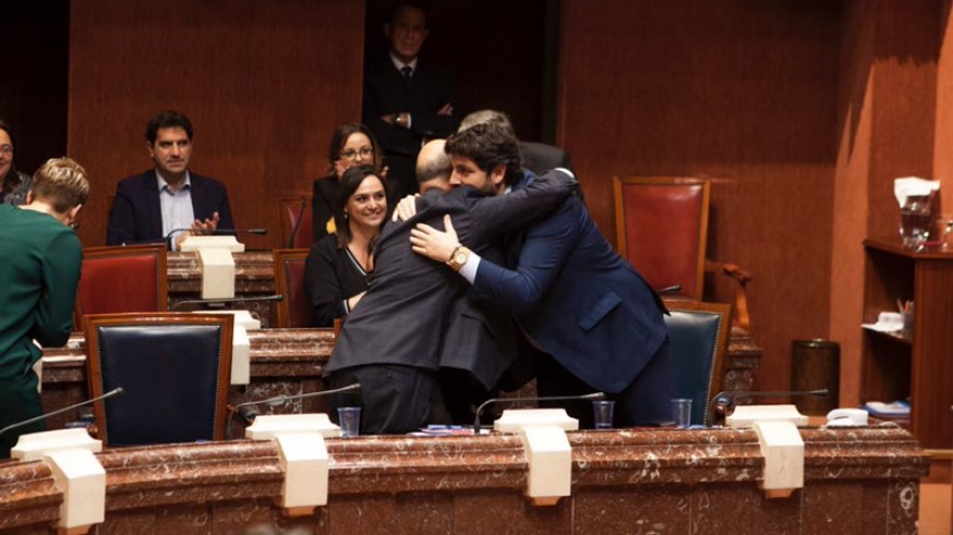 López Miras se abraza con el consejero de Hacienda, Andrés Carrillo, tras la aprobación de los Presupuestos