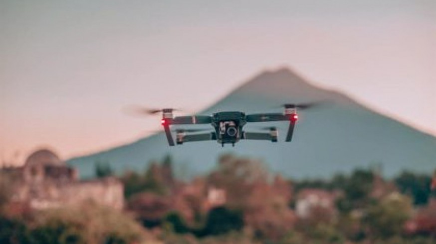 Un dron sobrevolando una zona de monte (archivo). EUROPA PRESS