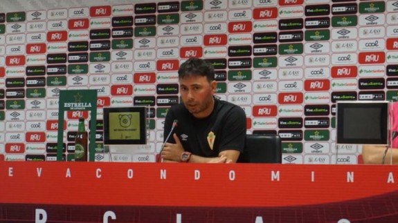 Manolo Sanlúcar, ayer en rueda de prensa (foto: Real Murcia)