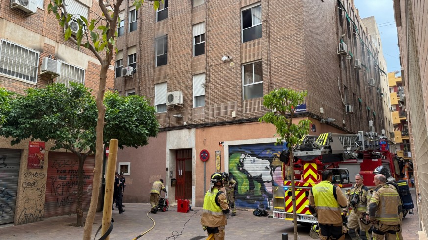 Una mujer de 75 años, rescatada por los bomberos tras un incendio en la plaza Yesqueros de Murcia