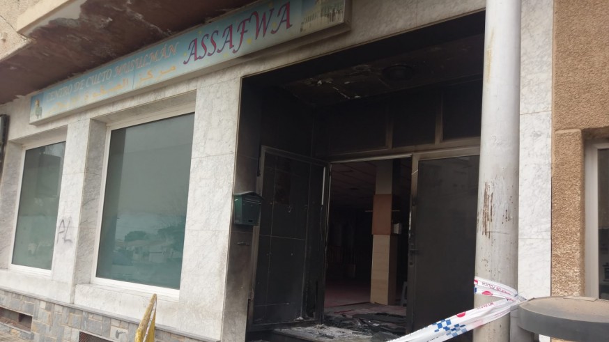 Imagen de la puerta de la mezquita tras el ataque