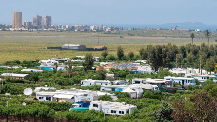 Cientos de personas han protestado ante el Ayuntamiento de Cartagena por el cierre del Camping Villas Caravaning