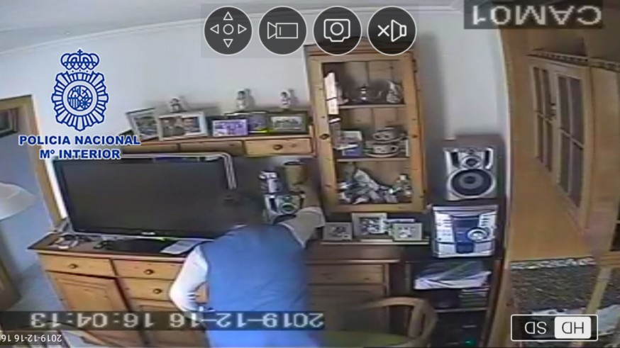 Momento en el que la empleada manipulaba la hucha