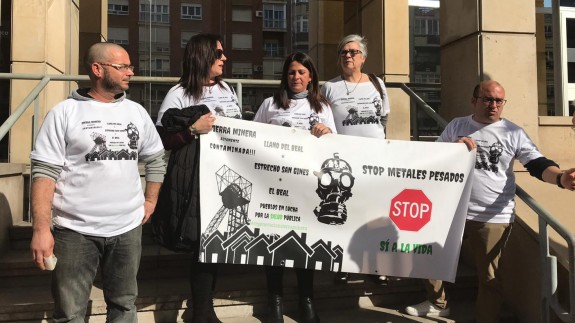 Vecinos de la Sierra Minera protestaban hace unos días frente a la consejería de Salud