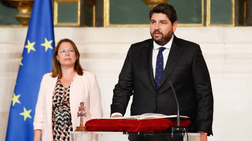 López Miras toma posesión como presidente de la Comunidad apelando al "acuerdo" y al "entendimiento"