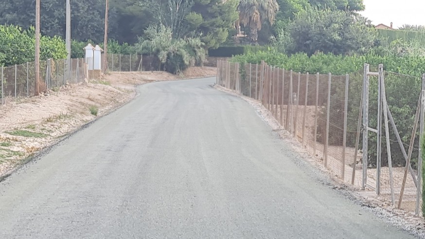 Arreglan varios caminos rurales en Mula
