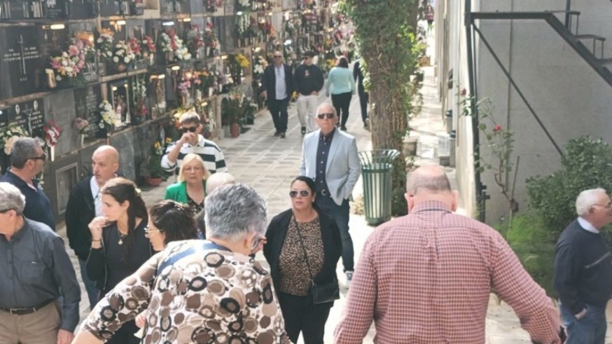 Los cementerios reciben la visita de los murcianos en el día de Todos los Santos