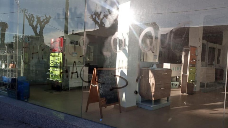 Pintadas en el escaparate del comercio