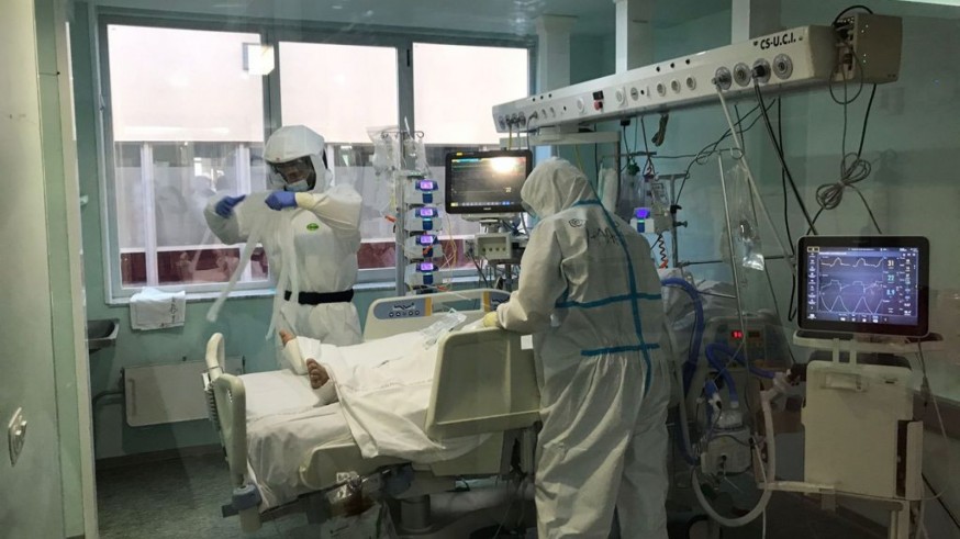 Sanitarios atienden a un paciente en la UCI