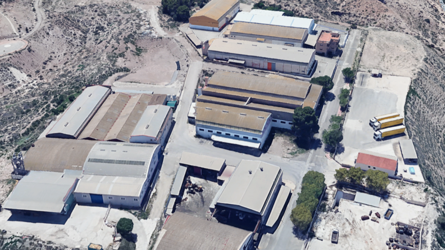 Acaba en la UCI un menor que cayó del tejado de una nave en Alcantarilla