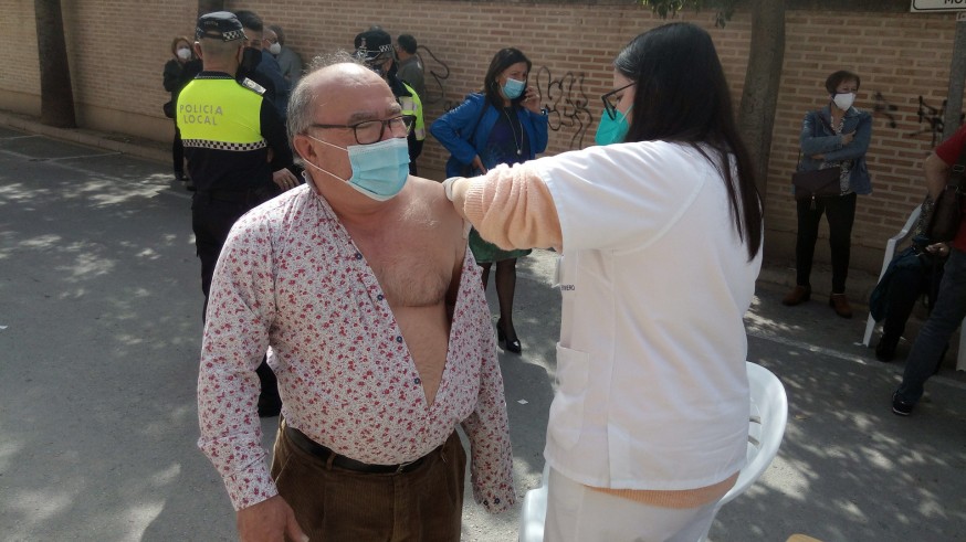 José Ballester recibe la vacuna contra la Covid-19, este martes, en Mula. JOSÉ LUIS PIÑERO