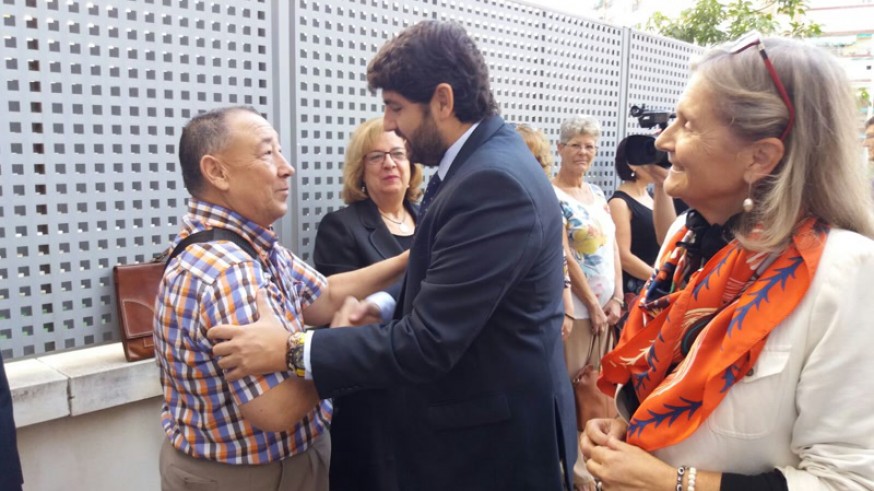López Miras en su visita a la sede de FEAFES