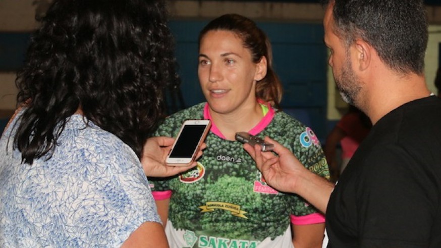La delantera, Carmen María, atiende a los medios tras el partido (Foto: Lorca Féminas).