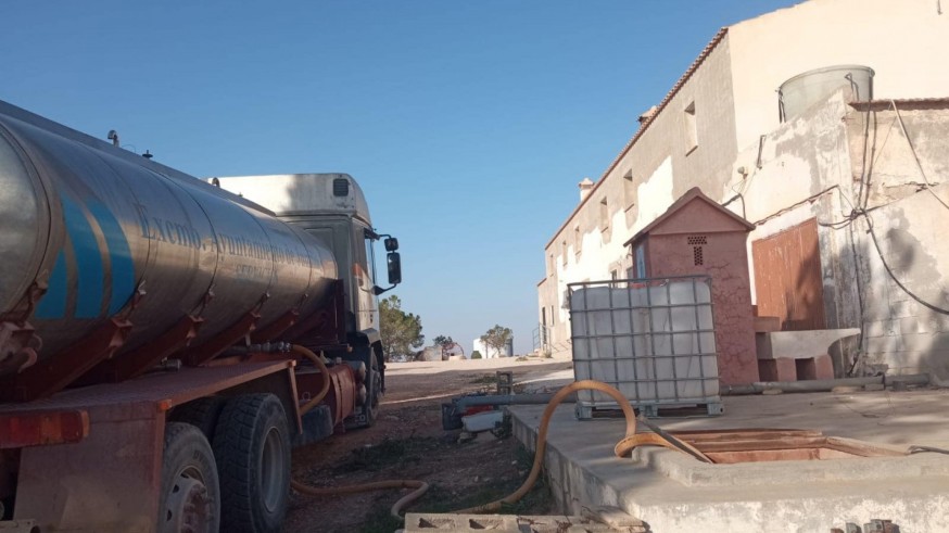 Camiones cisterna de agua para explotaciones ganaderas en Jumilla ante la grave sequía