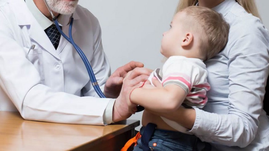 Imagen de un pediatra examinando a un paciente