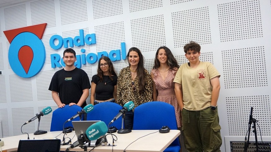 Nos visita la profesora Leticia Varó y cuatro de los estudiantes que participan en Radio IES Ramón y Cajal de Murcia