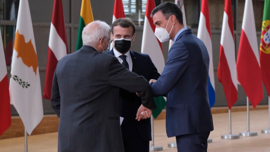 Pedro Sánchez saluda a Josep Borrell y a Emmanuel Macron en la Cumbre Europea. Foto: Moncloa