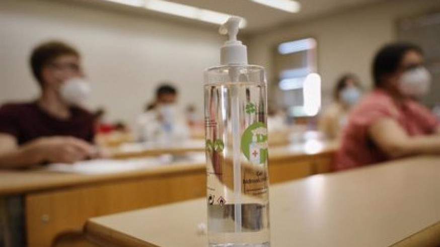Gel hidroalcohólico en un aula. EUROPA PRESS
