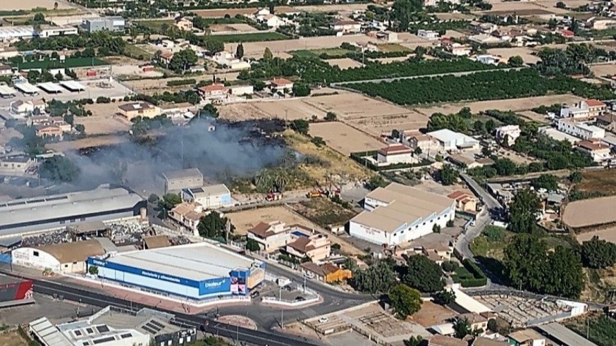 Medios aéreos se suman a las labores de extinción de un incendio en Casillas (Murcia)