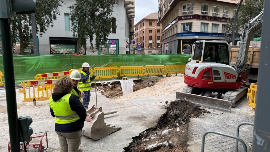 Arqueólogos municipales supervisan los trabajos de reparación de la avería en la Gran Vía Escultor Salzillo
