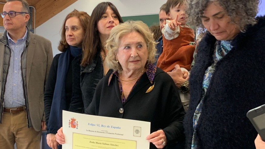 María Salinas recoge su título en la UPCT 69 años después de terminarlo