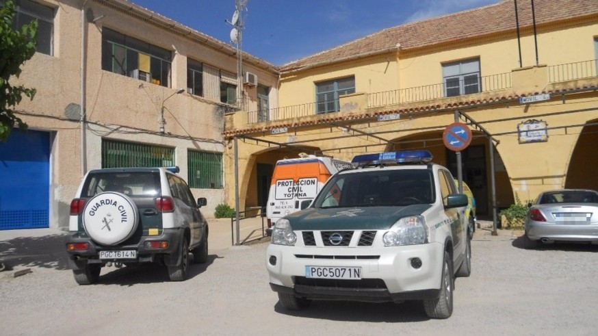  La Guardia Civil auxilia a una madre que acudió con su niño gravemente herido al cuartel de Totana 