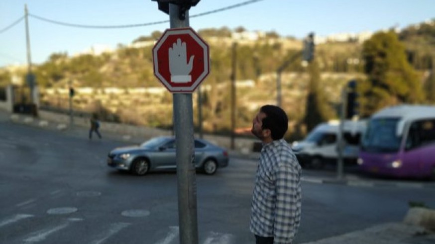 Víctor Navarro frente a una señal de Stop en Jerusalén 