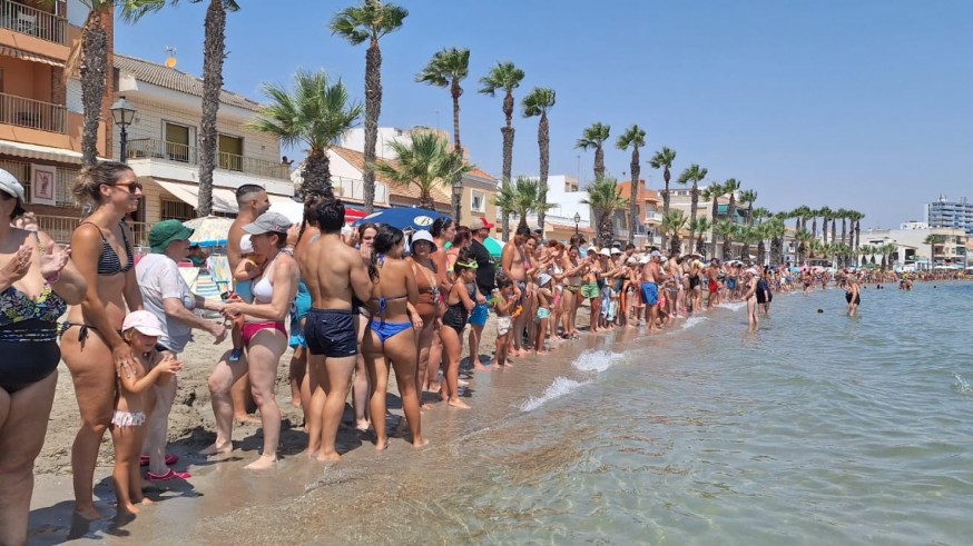 Multitudinario 'abrazo' al Menor por quinto año consecutivo