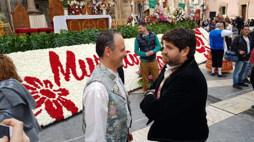 Fernando López Miras charla con el consejero de Empleo Javier Celdrán