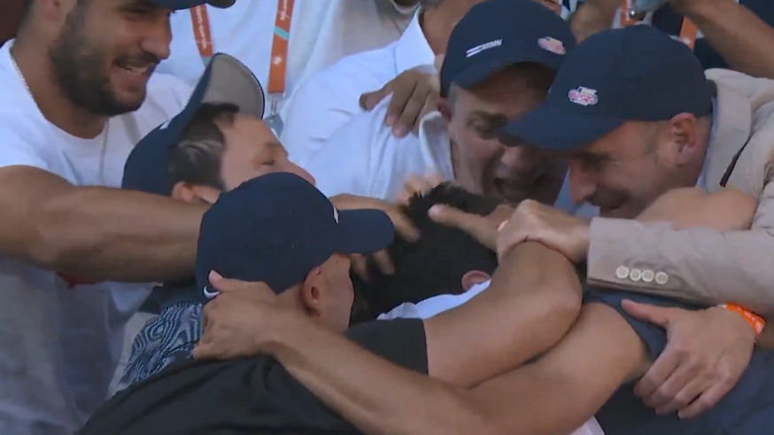 VÍDEO | Alcaraz celebra la victoria con su equipo, familia y amigos 