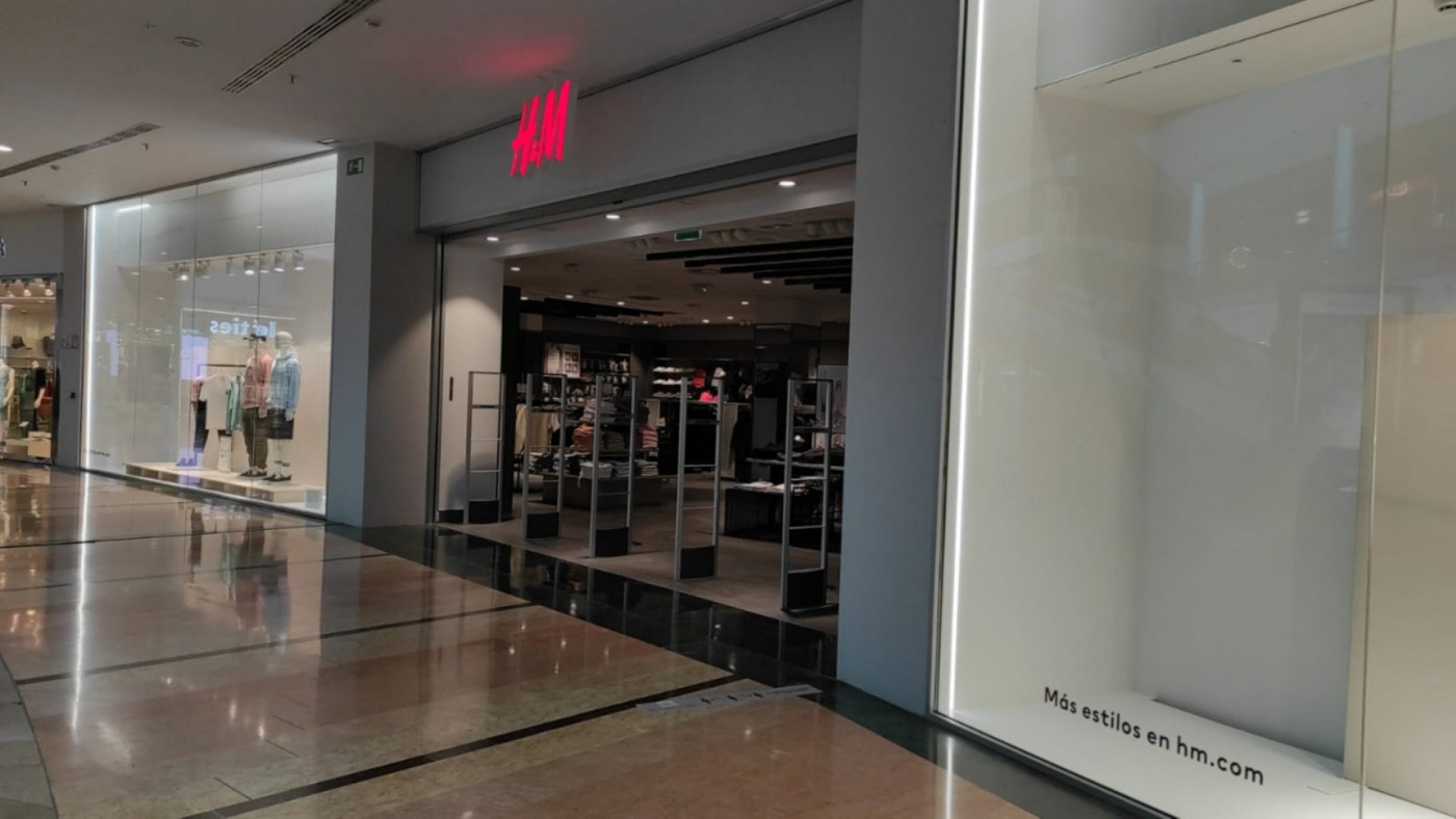 Tienda de H&M en Nueva Condomina poco antes de cerrar a las 12:00h este viernes