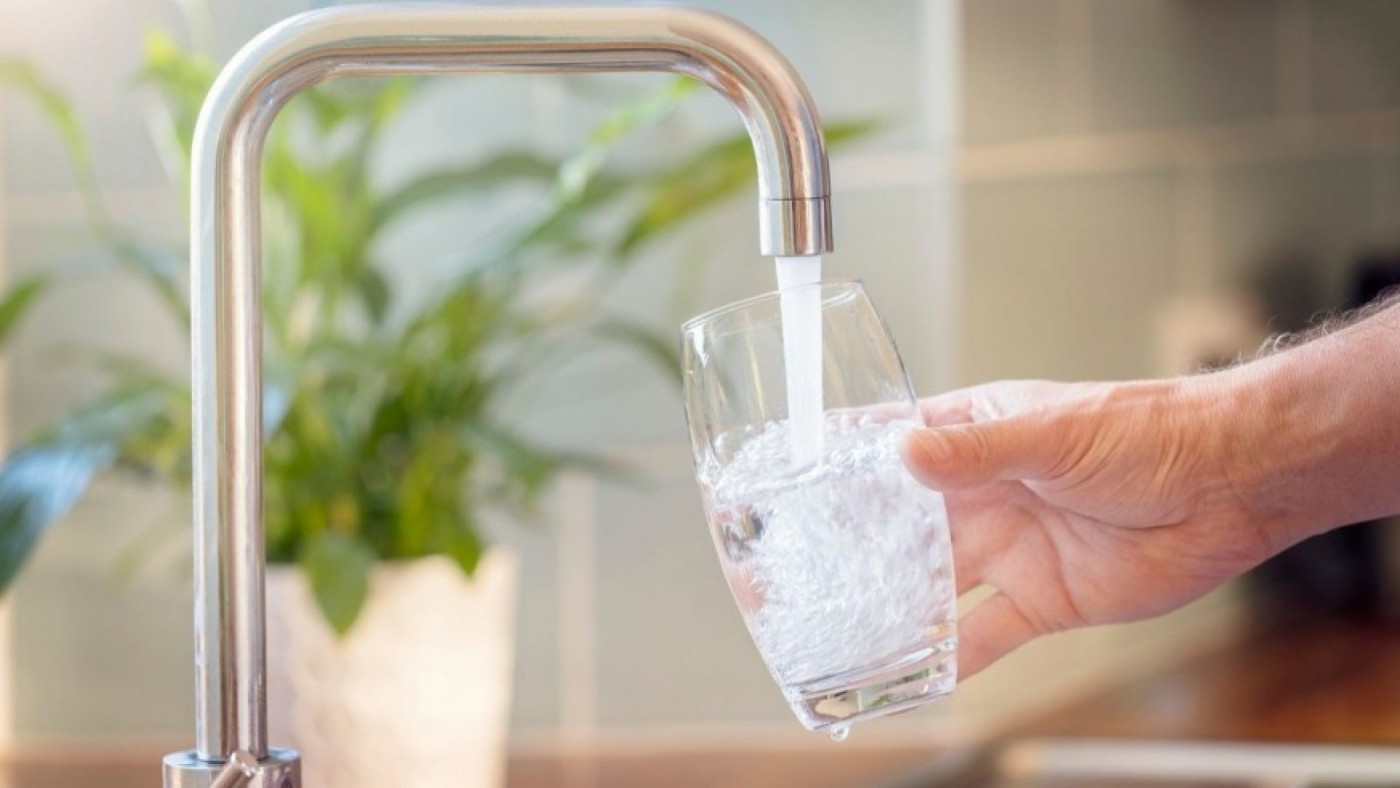 Los riesgos de beber mucha agua en poco tiempo