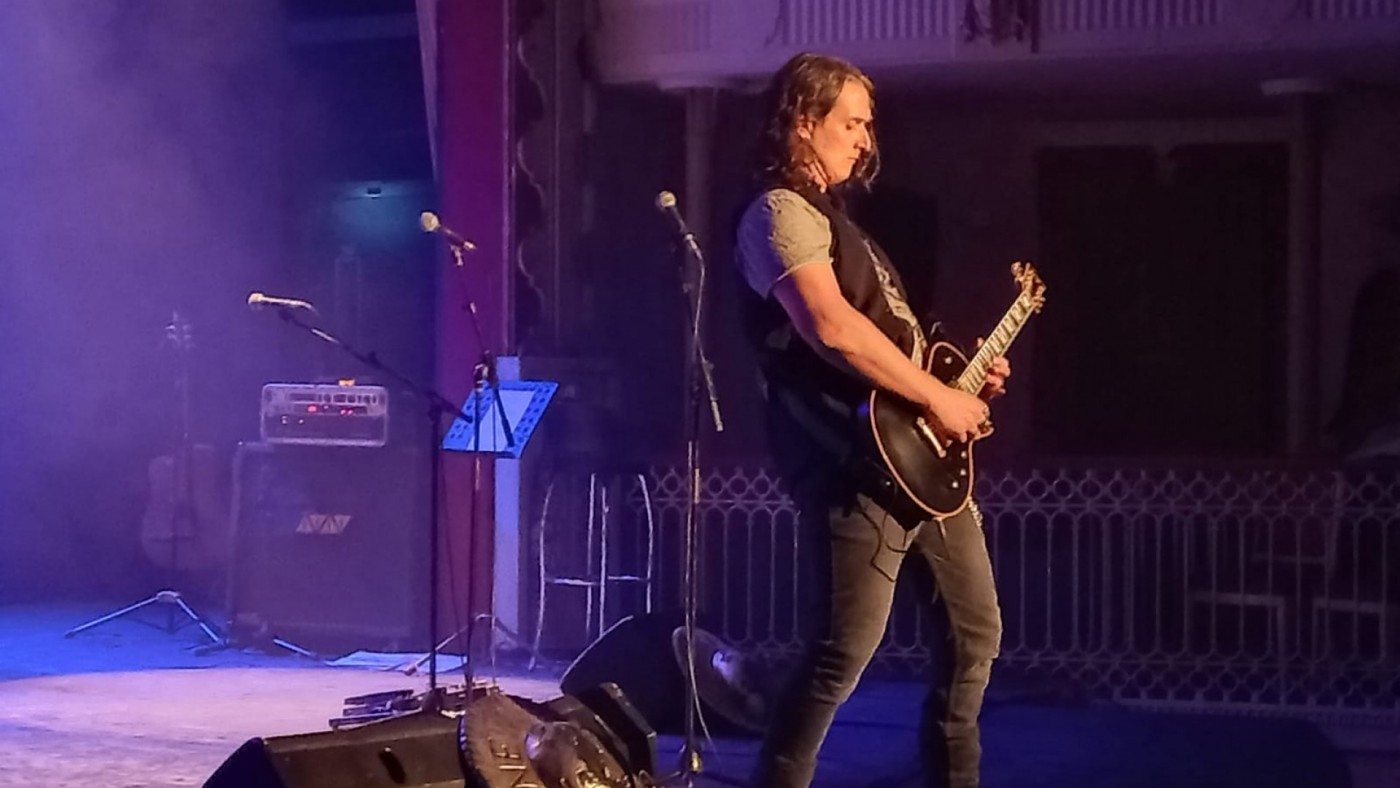 El guitarrista yeclano Juan Saurín tocará en la gira de Mónica Naranjo 