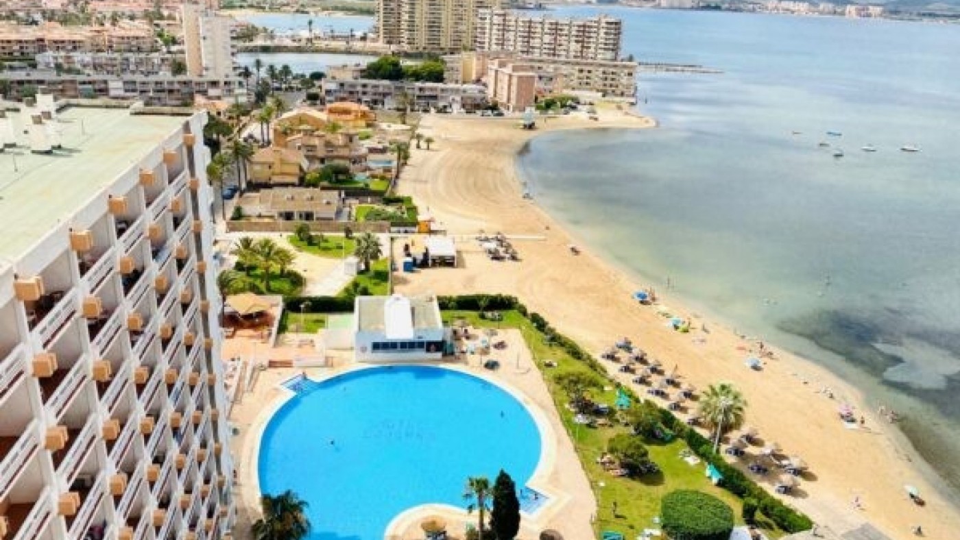 Ingresado en la UCI de la Arrixaca el hombre de 50 años herido por el desprendimiento de una cornisa en el hotel Cavanna de La Manga