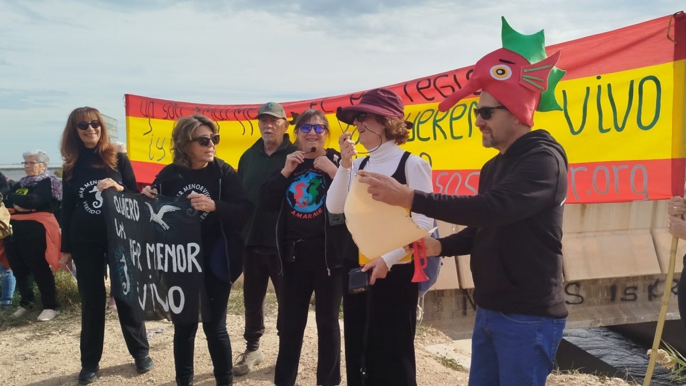 Un centenar de personas acuden a la manifestación en la Rambla del Albujón