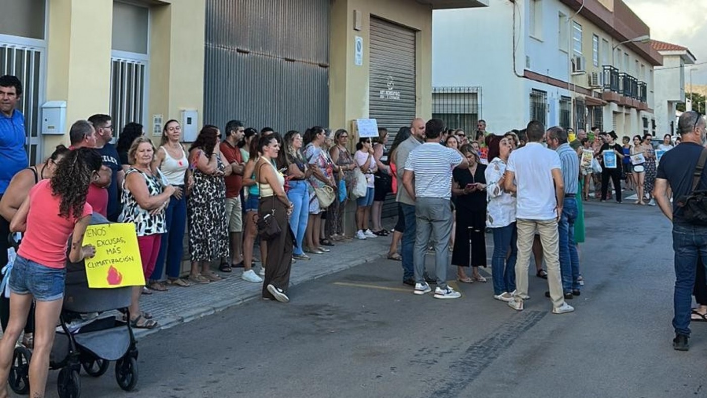 El calor obliga a los alumnos de un colegio de Los Belones a cortar las clases, por tercera vez 