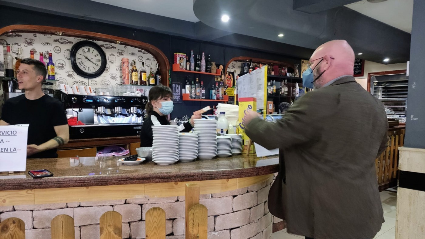 Primera día sin mascarillas en interiores: entre las ganas por quitársela y la prudencia