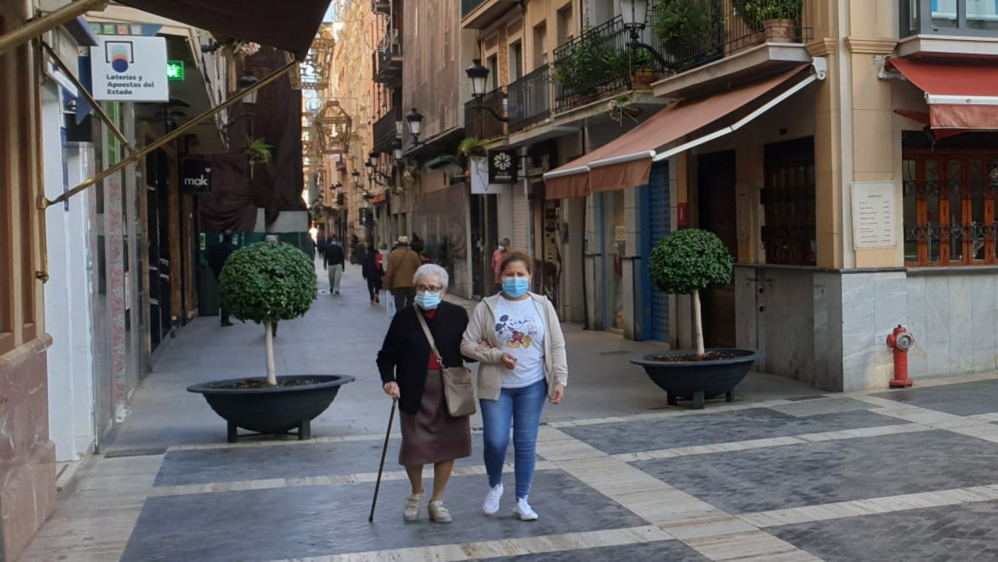 Gente paseando por la calle en Murcia