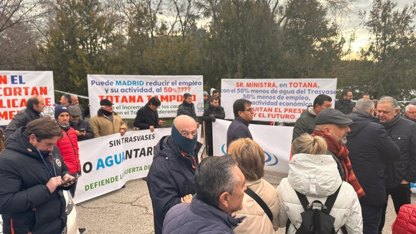 Los regantes piden al Gobierno regional que rebaje el precio del agua desalada