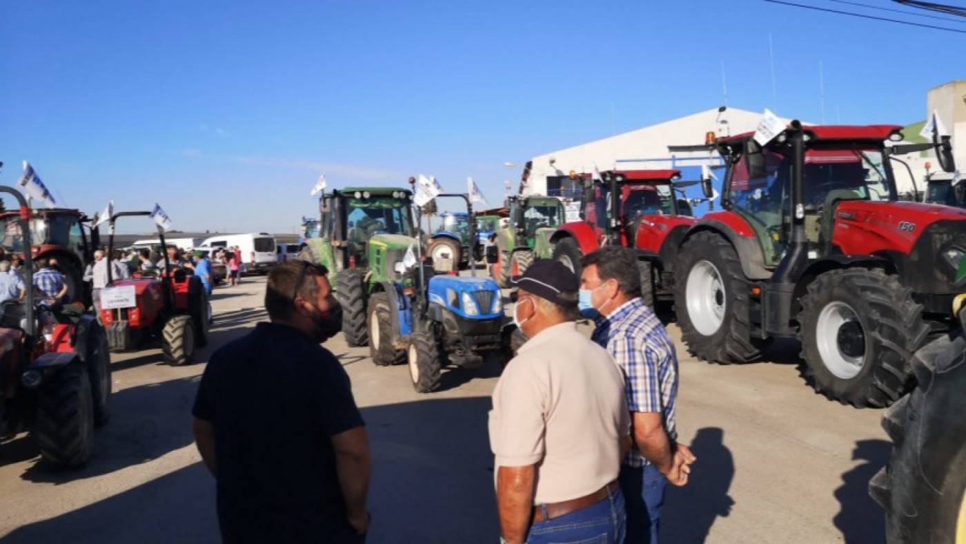 Agricultores junto a sus tractores en una protesta anterior