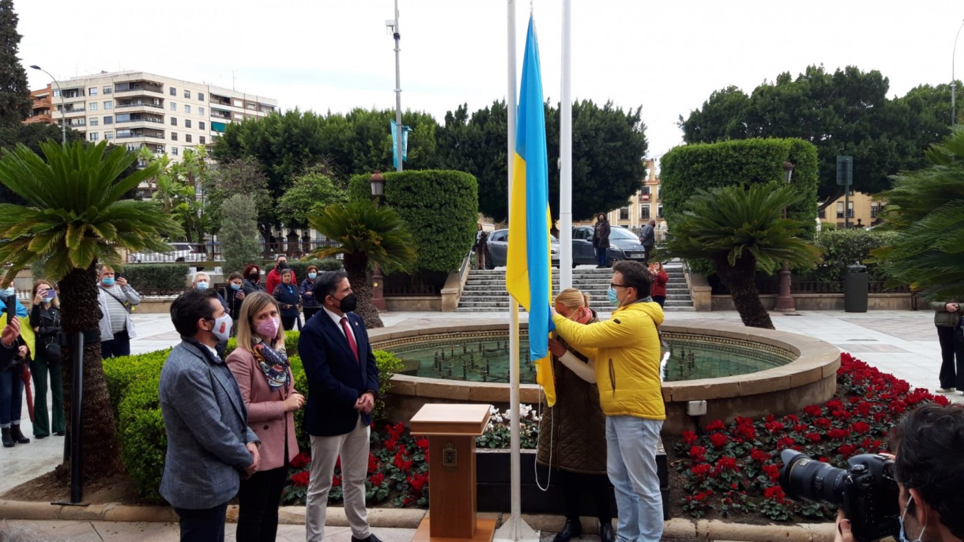 La bandera de Ucrania ondea frente al Ayuntamiento de Murcia