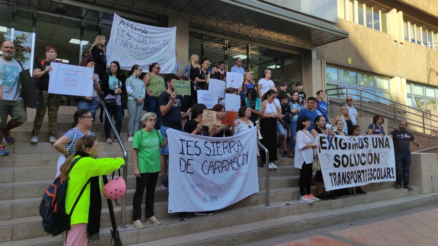 Las familias vuelven a protestar ante Educación por la falta de transporte escolar